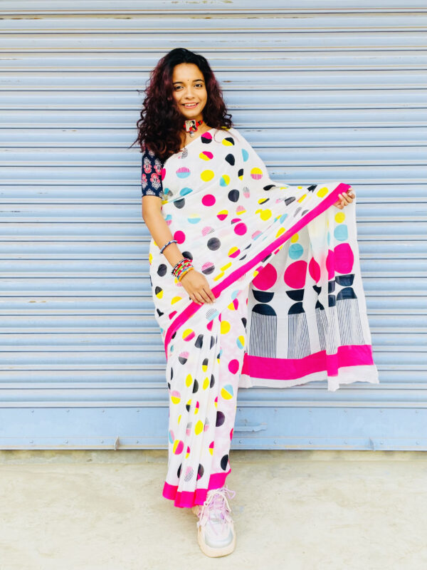 White Multicolor Polka Dot Printed Saree with Pink Border - Image 4